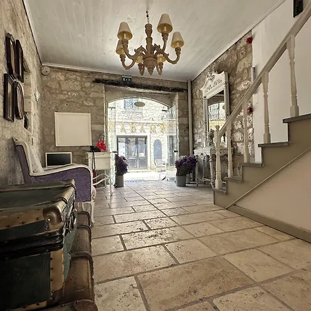 Leonidas Otel *